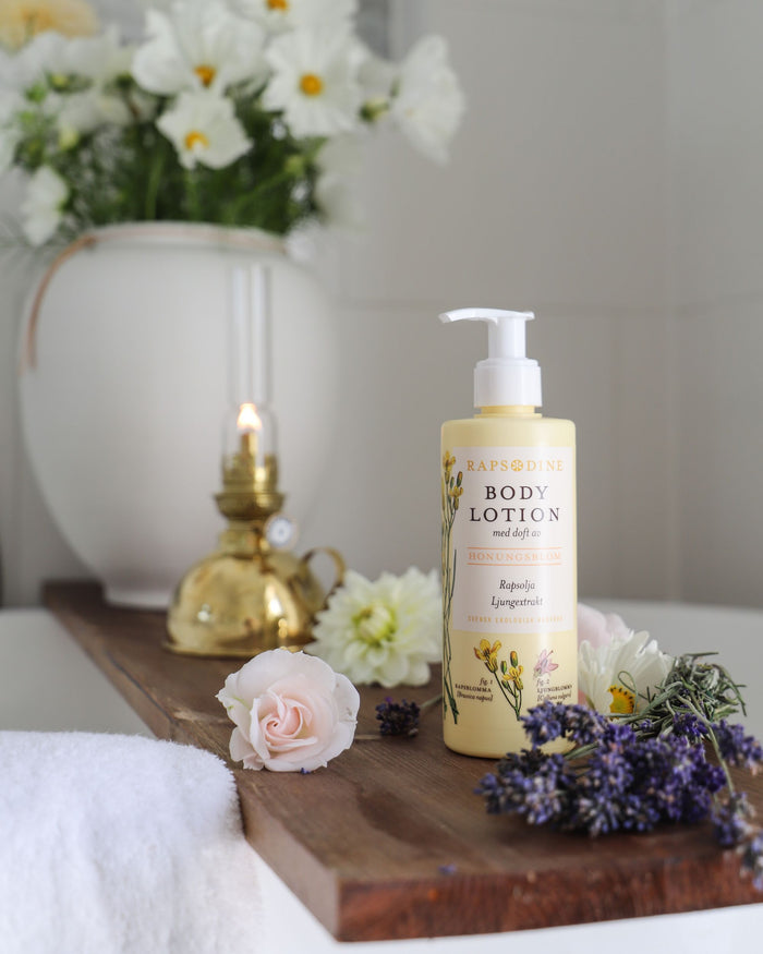 Ekologisk body lotion med doft av honungsblom från Rapsodine med rapsolja och ljungextrakt, naturlig hudvård i badrumsmiljö