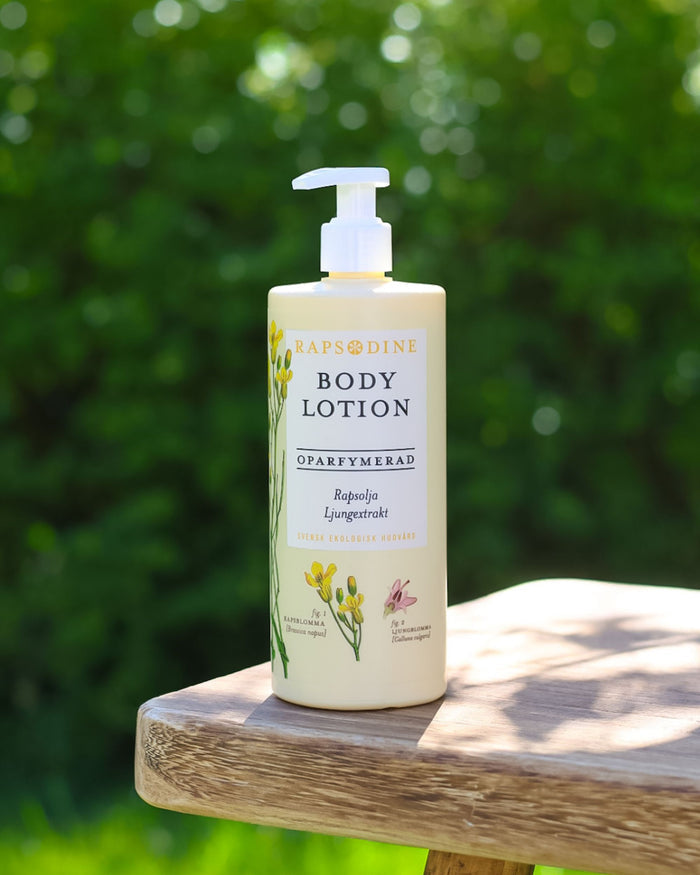 Rapsodines parfymfria body lotion med svenska växtextrakt i naturlig utomhusmiljö