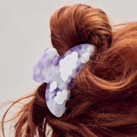 cloudy claw clip in hair