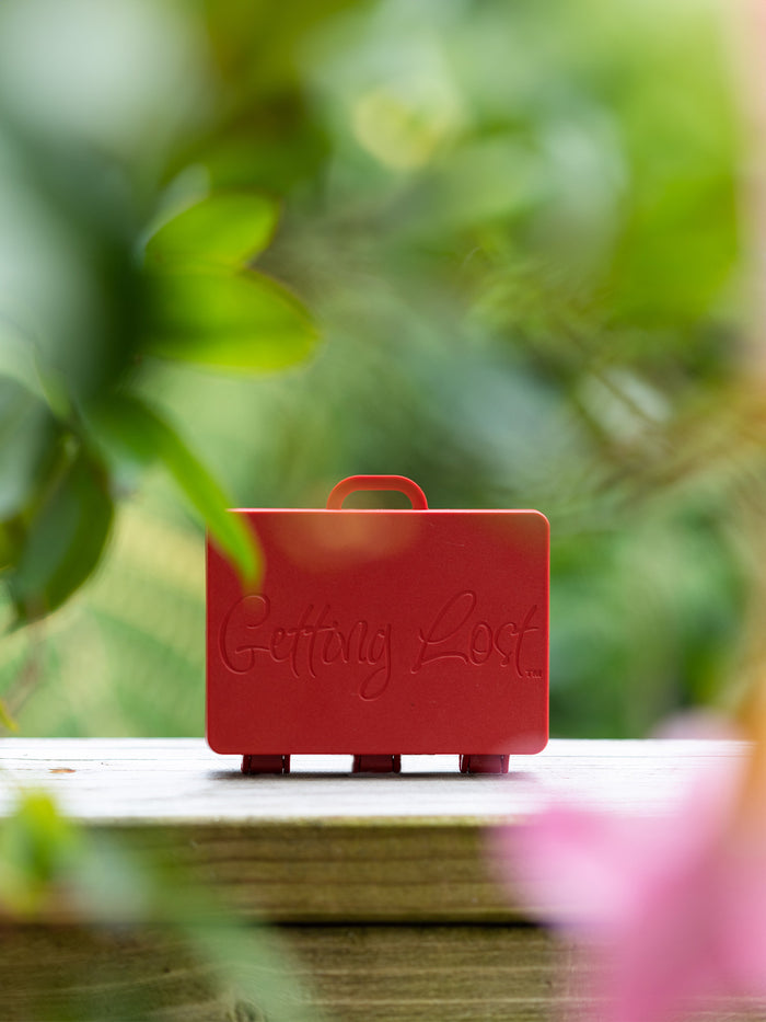 Getting Lost card holder suitcase | Red-Image 1