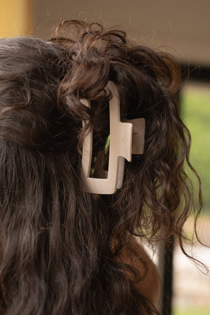 Hair clip claw, hair clip curly hair, hair clip claw styles, hair clip big, claw clip big, claw clip for thick hair, claw clip for braids, claw clip for thick curly hair, claw clip hairstyles, claw clip messy bun, claw clip medium hair, hair claw clip, y2k claw clip,