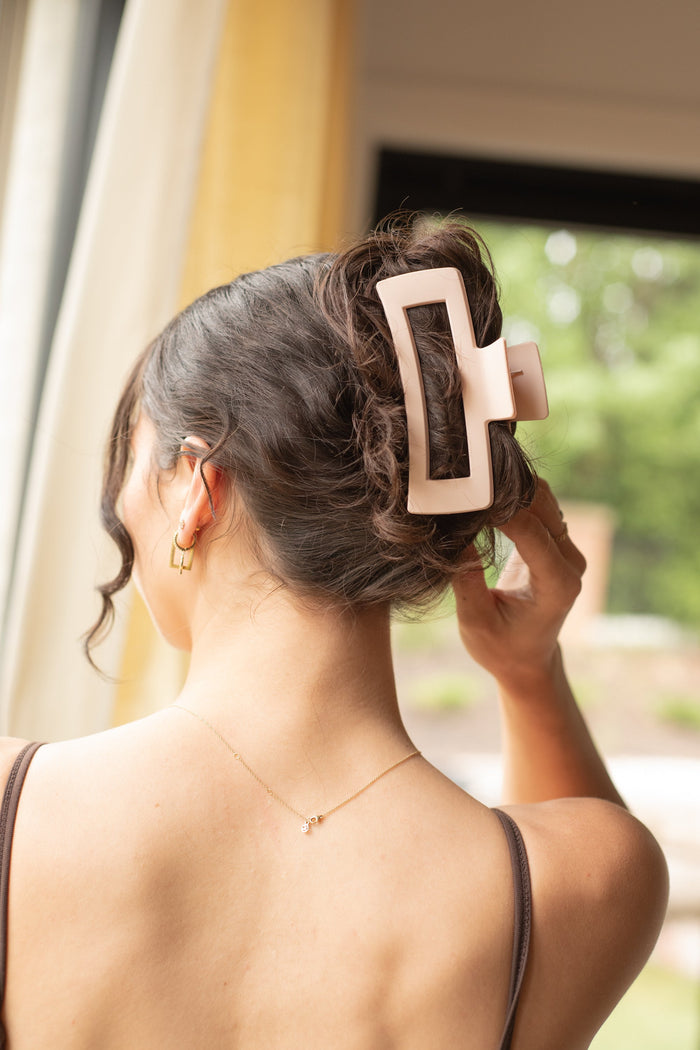Hair clip claw, hair clip curly hair, hair clip claw styles, hair clip big, claw clip big, claw clip for thick hair, claw clip for braids, claw clip for thick curly hair, claw clip hairstyles, claw clip messy bun, claw clip medium hair, hair claw clip, y2k claw clip,