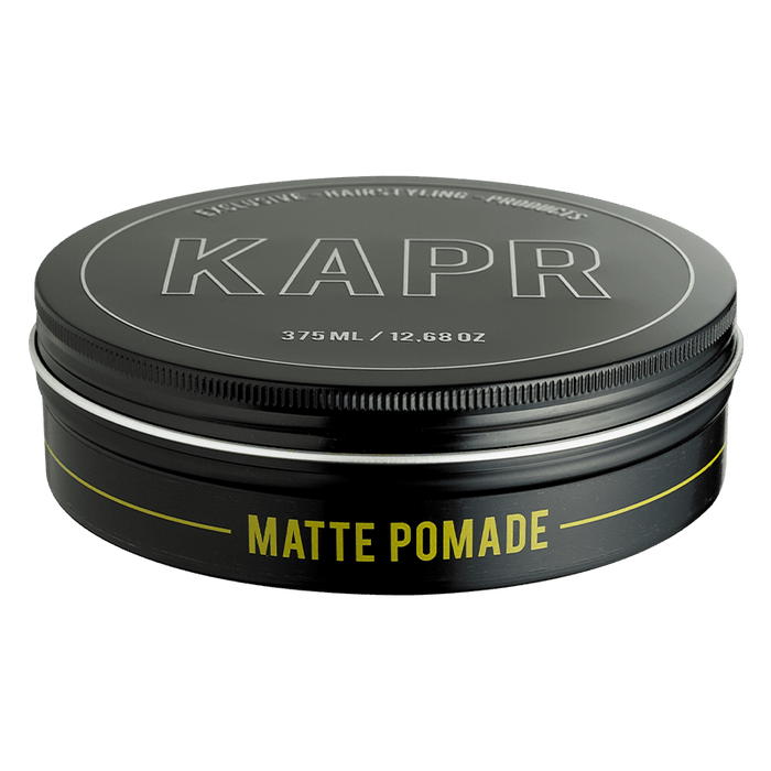 KAPR Matte Pomade – zijaanzicht van pot, subtiele glans met matte uitstraling.