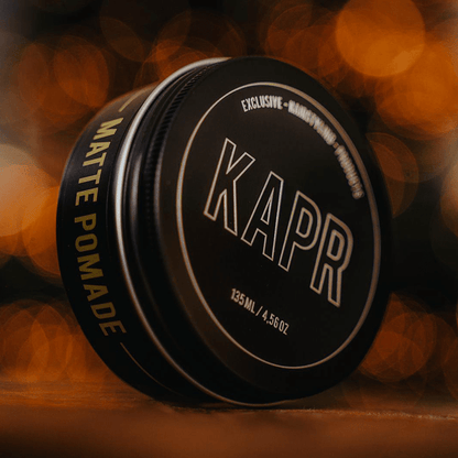 Detailfoto KAPR Matte Pomade – stijlvolle zwarte verpakking met gele gloed.