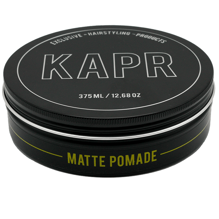 KAPR Matte Pomade – close-up van het deksel met logo, zwarte pot met gele details.