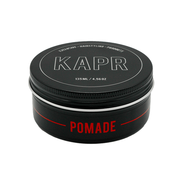KAPR Pomade 135ml – zwarte pot met rode accenten, klassieke styling met glans.