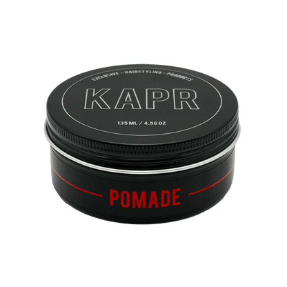 KAPR Pomade 135ml – zwarte pot met rode accenten, klassieke styling met glans.
