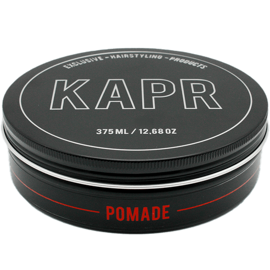 KAPR Pomade – zijaanzicht van pot, luxe uitstraling met rode accenten.