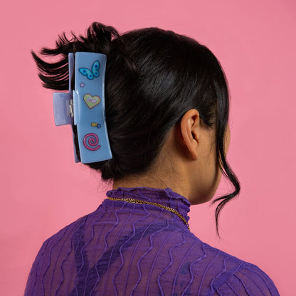 model with Sky's the Limit XL Box Claw in hair