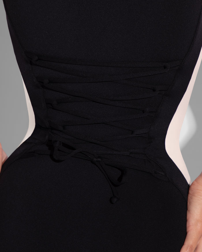 Close up shot of back lacing of Sleeveless Surfy - Contour Black/Oat