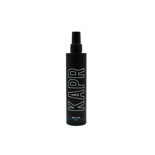 KAPR Tonic – zwarte fles met wit logo op transparante achtergrond, verfrissende haarlotion.