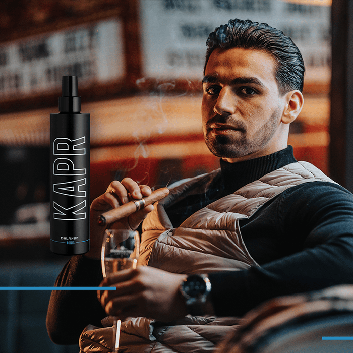 Man met KAPR Tonic – barbershop haarlotion voor styling en verzorging van het haar.