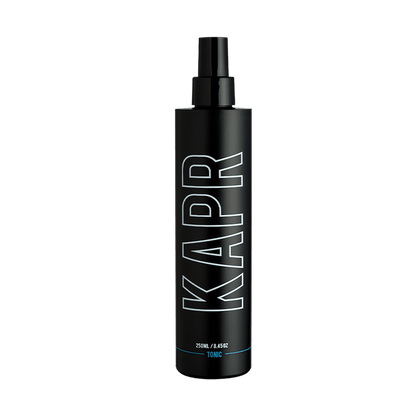 KAPR Tonic – zwarte fles met wit logo op grijze achtergrond, barbershop styling tonic.